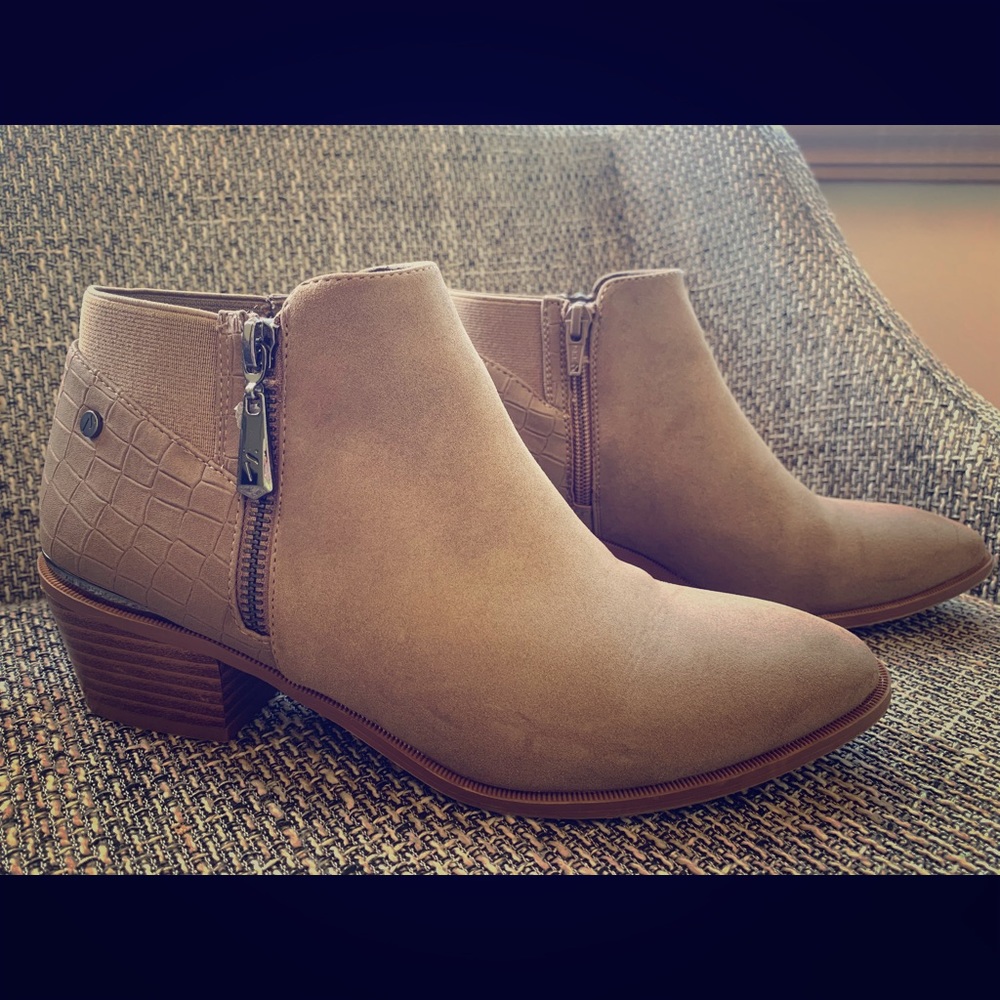 Simply Vera tan heeled boots